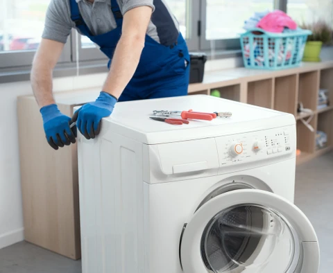 Magasin d'électronique avec vendeur en chemise blanche présentant un produit à un couple souriant