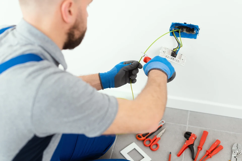 Un électricien professionnel travaillant sur le système électrique, le concept d'amélioration et de réparation des maisons