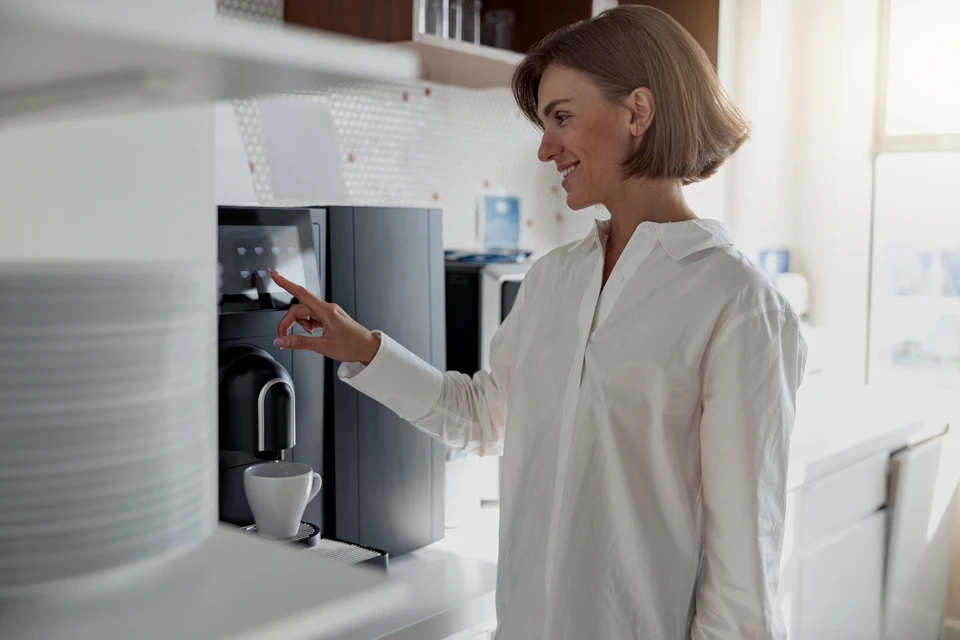 Technicien réparant une machine à laver à la maison, concept de service professionnel