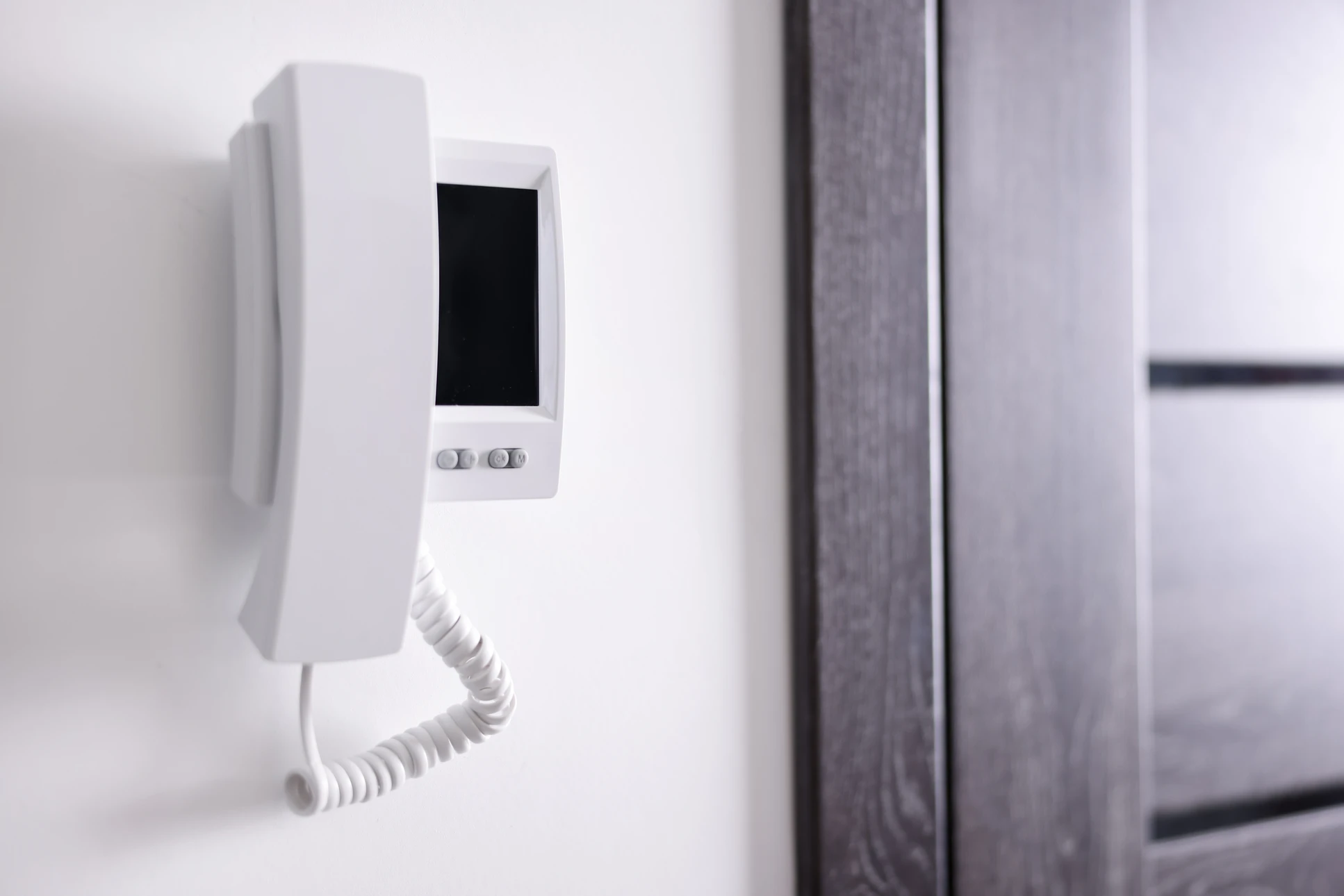 Intérieur moderne avec caméra de surveillance blanche montée sur mur